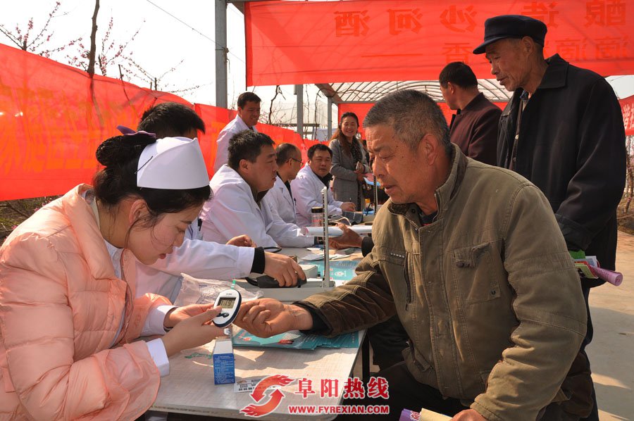 界首卫计委系统赴“梨花诗会”开展义诊咨询