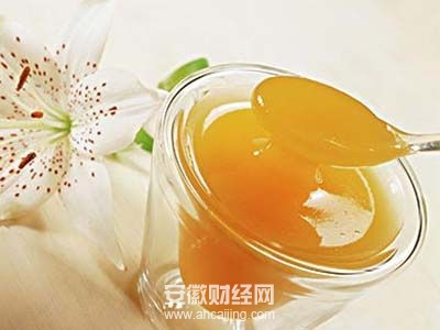 冬天喝蜜蜂水滋润又排毒 睡前喝比早起喝更好