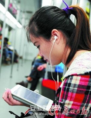 长期使用电子产品 受慢性光刺激老来黄斑易病变