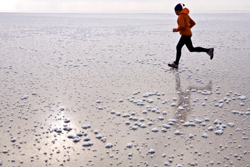 冬季健身首选有氧运动 户外锻炼防扭伤