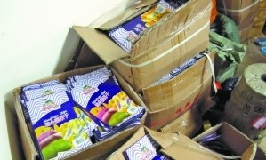 “进口名牌”果干竟是徒手封装